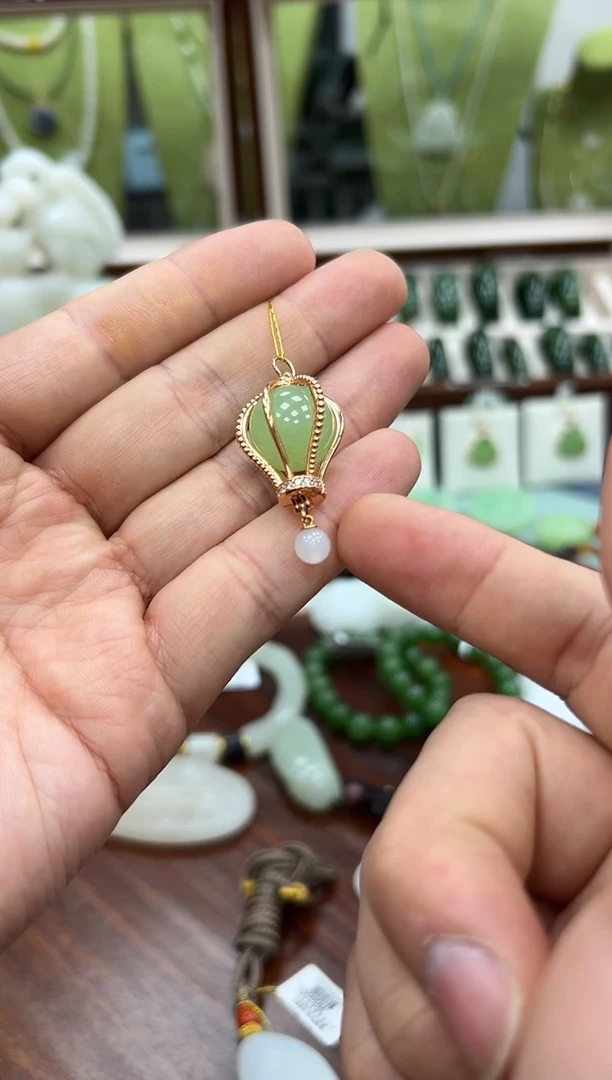 颈饰18K金镶嵌和田玉翠青蒸蒸日上