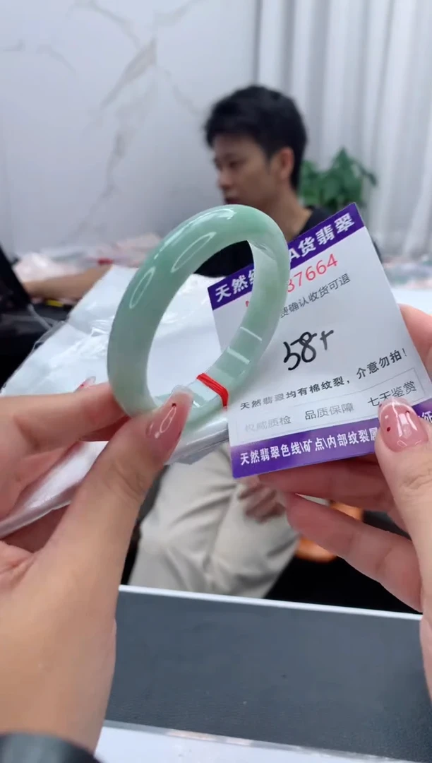 未镶嵌手镯翡翠有纹，完美者勿拍