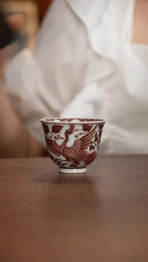 釉里红孔雀纹铃铛杯