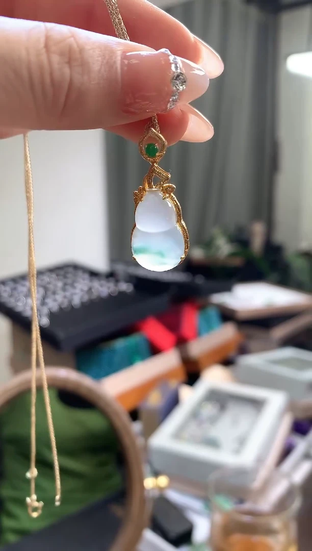 18K金镶嵌挂件翡翠葫芦不含链