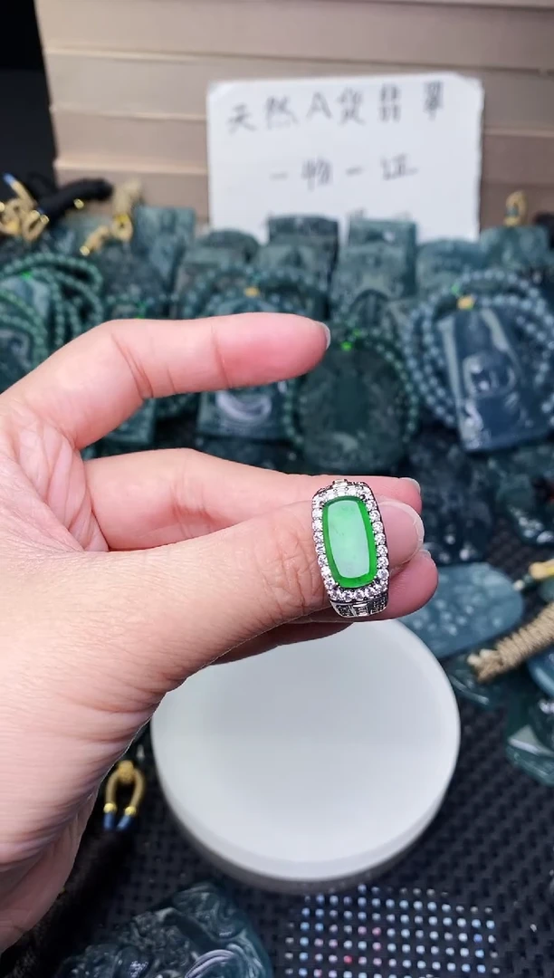 颈饰未镶嵌翡翠