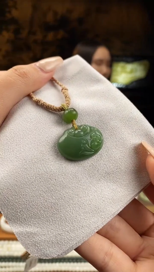 颈饰未镶嵌和田玉俄碧粉青 如意锁 （全品无包容）