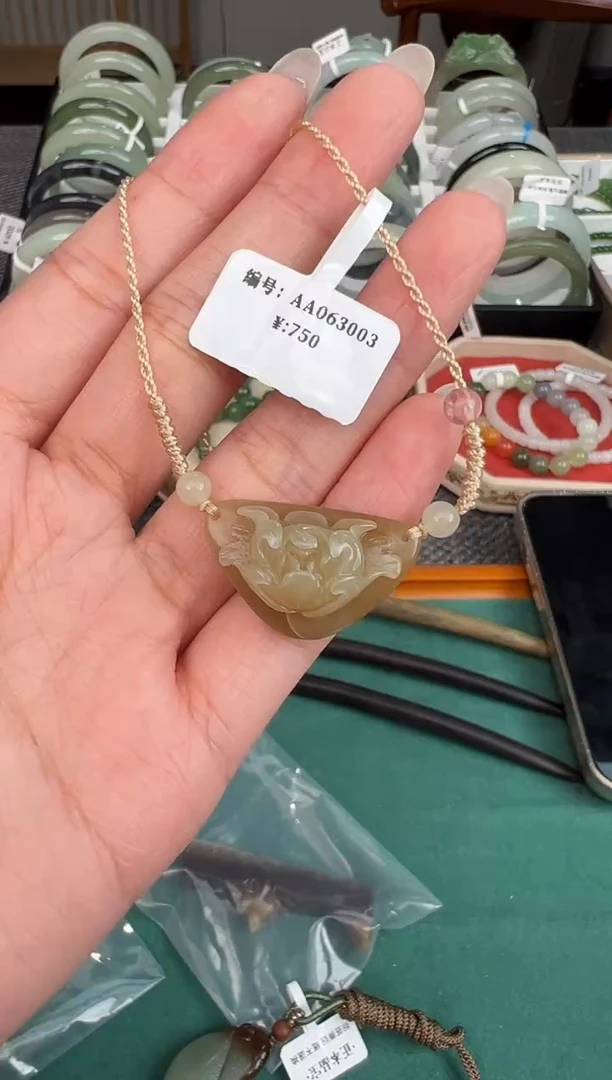 和田玉未镶嵌颈饰AA 吊坠