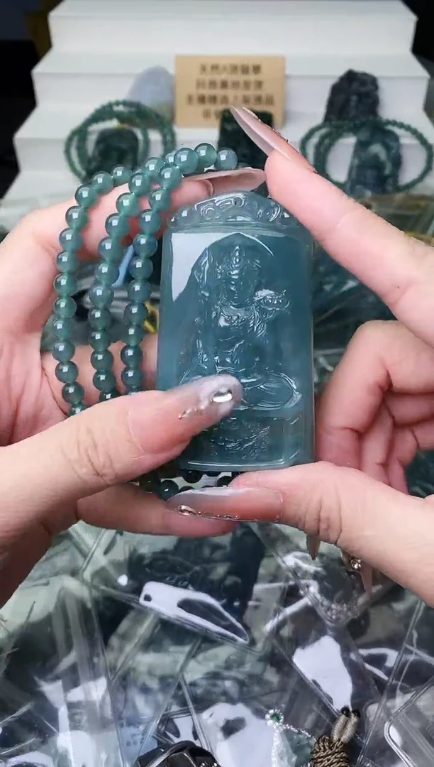 颈饰未镶嵌翡翠