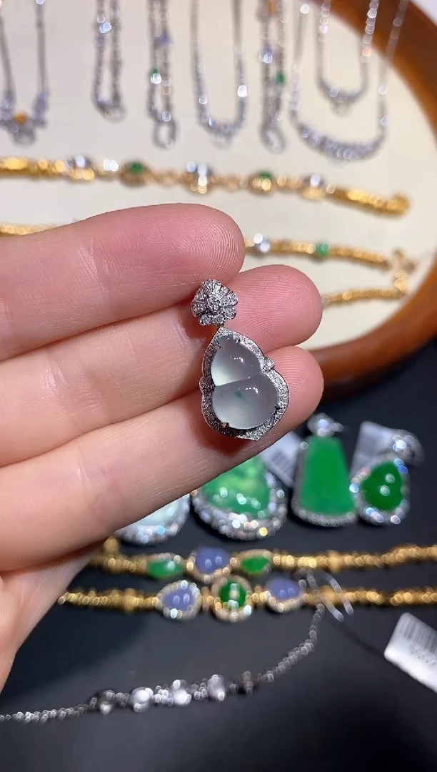 颈饰18K金镶嵌翡翠吊坠