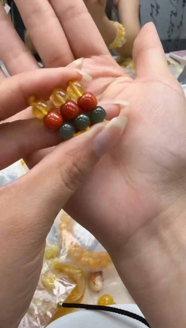 未镶嵌琥珀裸石随机一件