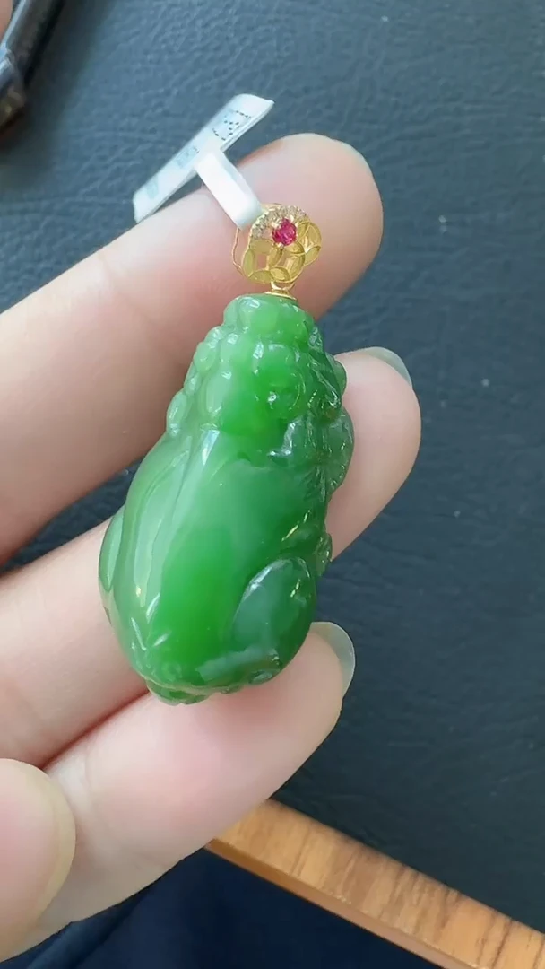 颈饰18K金镶嵌和田玉荣倩