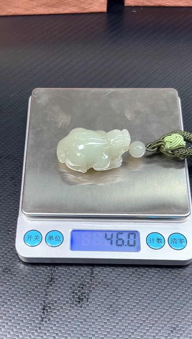 吊坠(赠链)未镶嵌和田玉且末微色差近矿貔貅把件