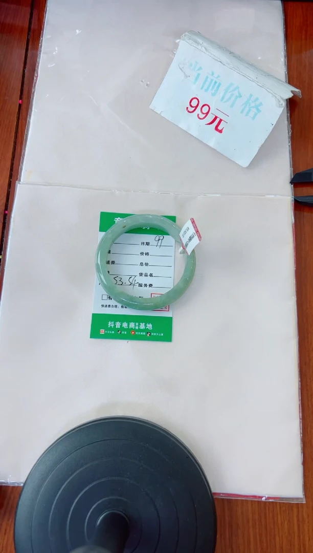 翡翠手镯未镶嵌?手镯