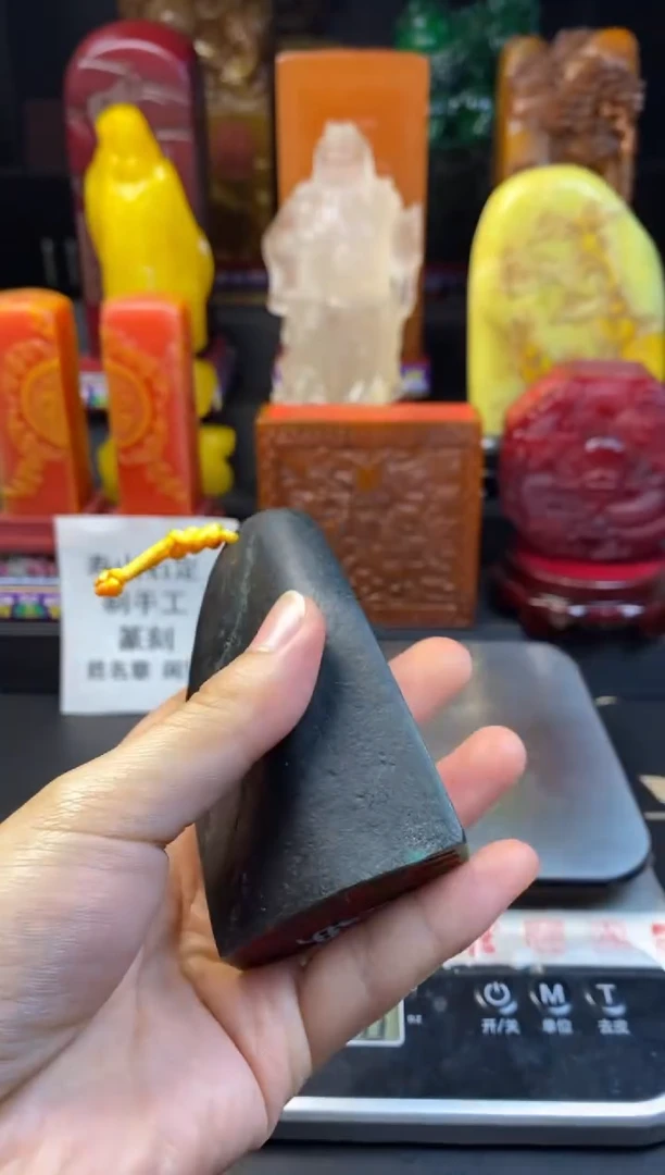 寿山石印石绝绿双切面（松柏同春）