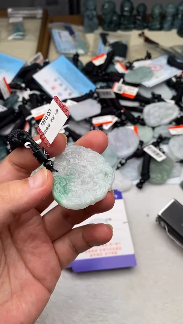 翡翠未镶嵌颈饰小****饭多样性发其一