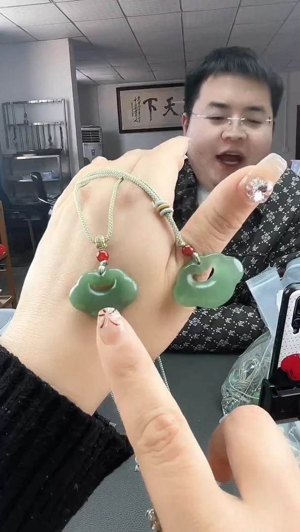 【闪购商品】石英质玉两个如意锁一套未镶嵌绿色