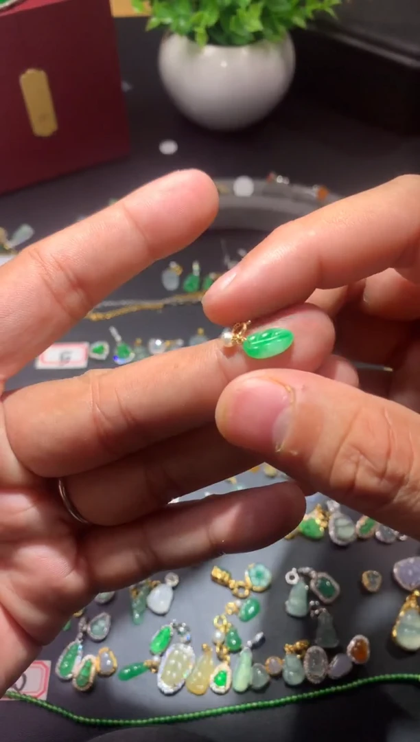 吊坠(不含链)18K金镶嵌翡翠小*1