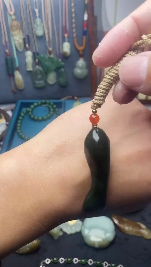 颈饰未镶嵌和田玉1