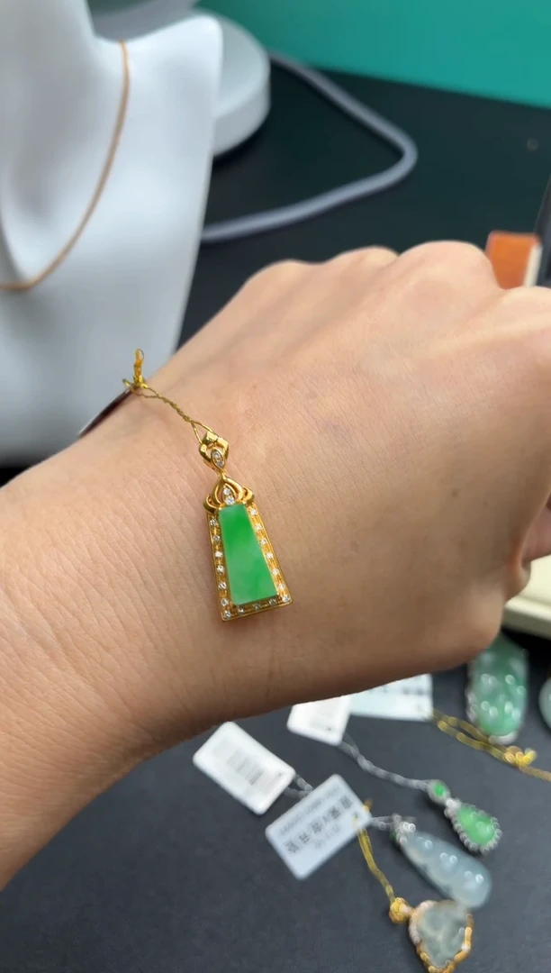 颈饰18K金镶嵌翡翠天然翡翠A货