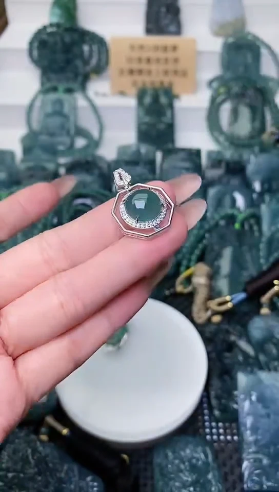 颈饰未镶嵌翡翠