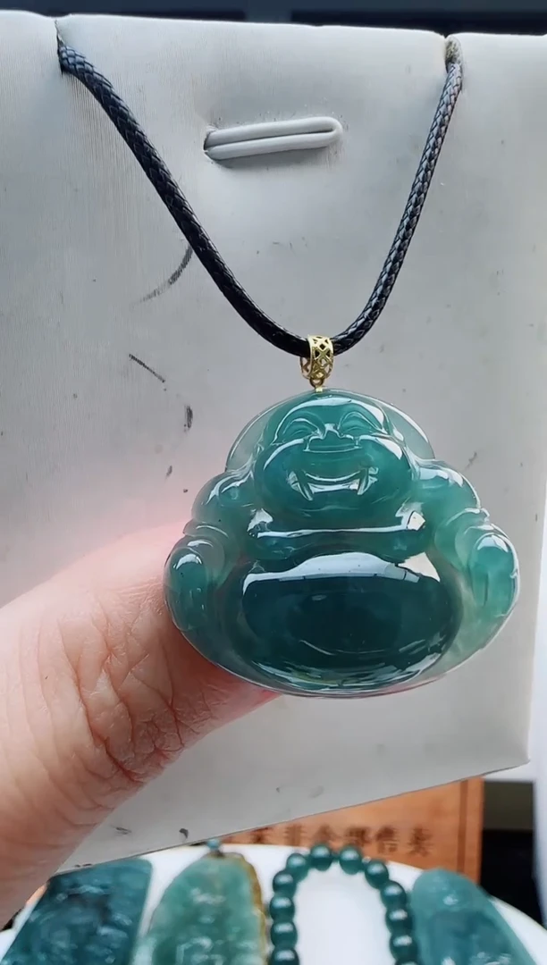 翡翠未镶嵌颈饰多样性发货其中一件