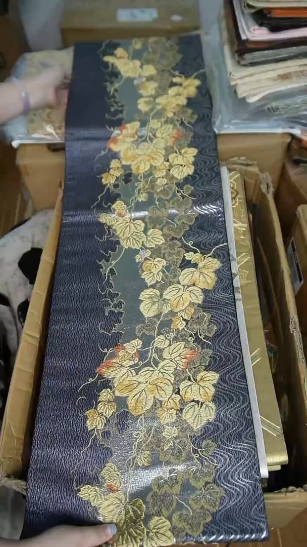 织绣10织金流水纹葡萄藤