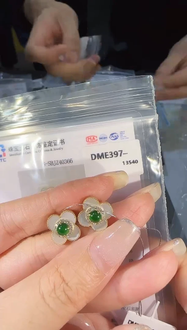 18K金镶嵌翡翠耳饰精选M-DME397