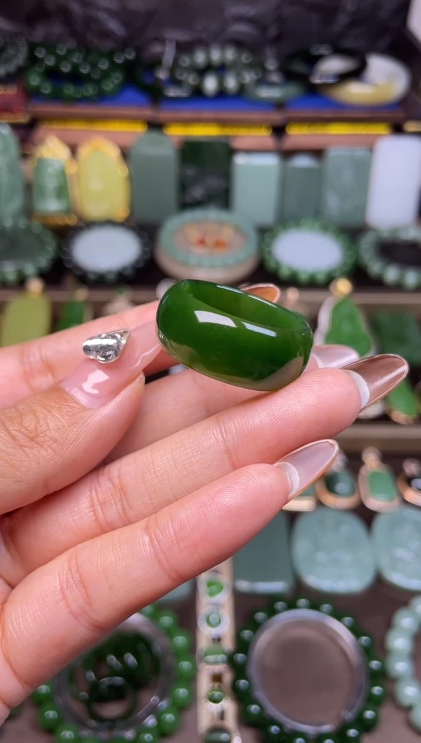 颈饰未镶嵌和田玉扳指23圈口