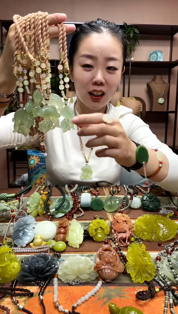 未镶嵌岫玉吊坠多样性发货发其中之一