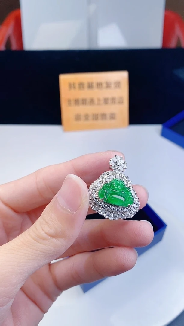颈饰未镶嵌翡翠