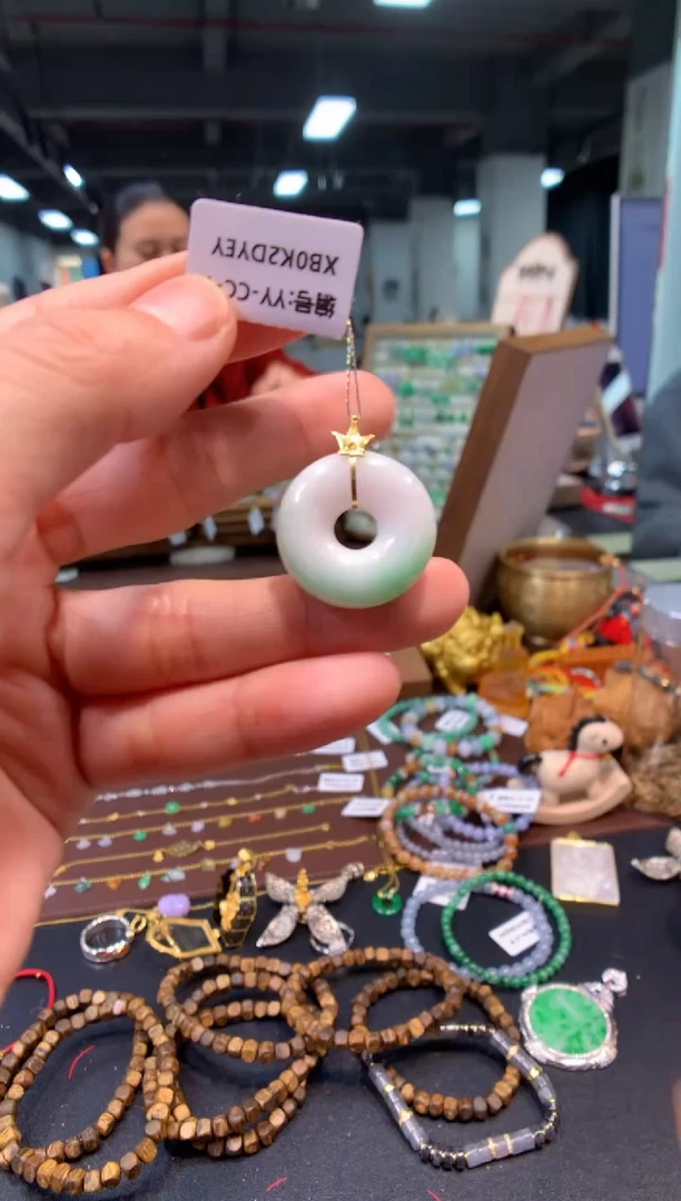 颈饰18K金镶嵌翡翠甜甜圈