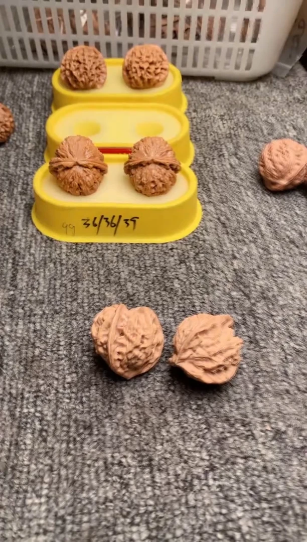 文玩核桃吊坠三棱