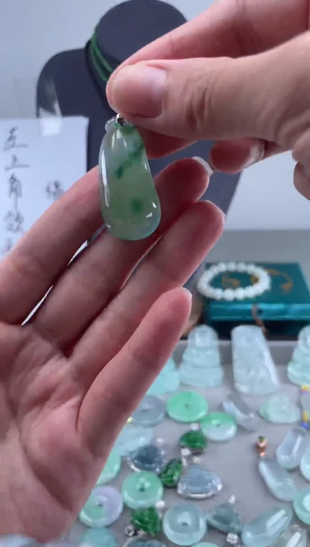 无非金属精美吊坠