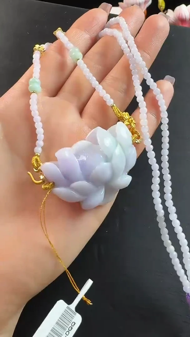颈饰未镶嵌翡翠花牌