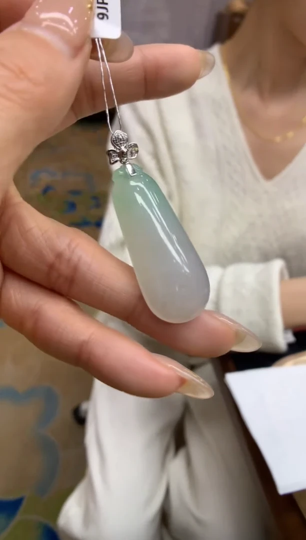 【闪购商品】翡翠颈饰18K金镶嵌福瓜