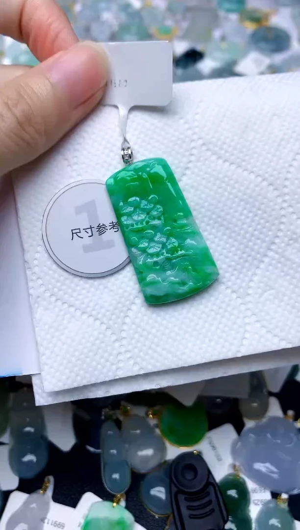 颈饰18K金镶嵌翡翠天然A货翡翠