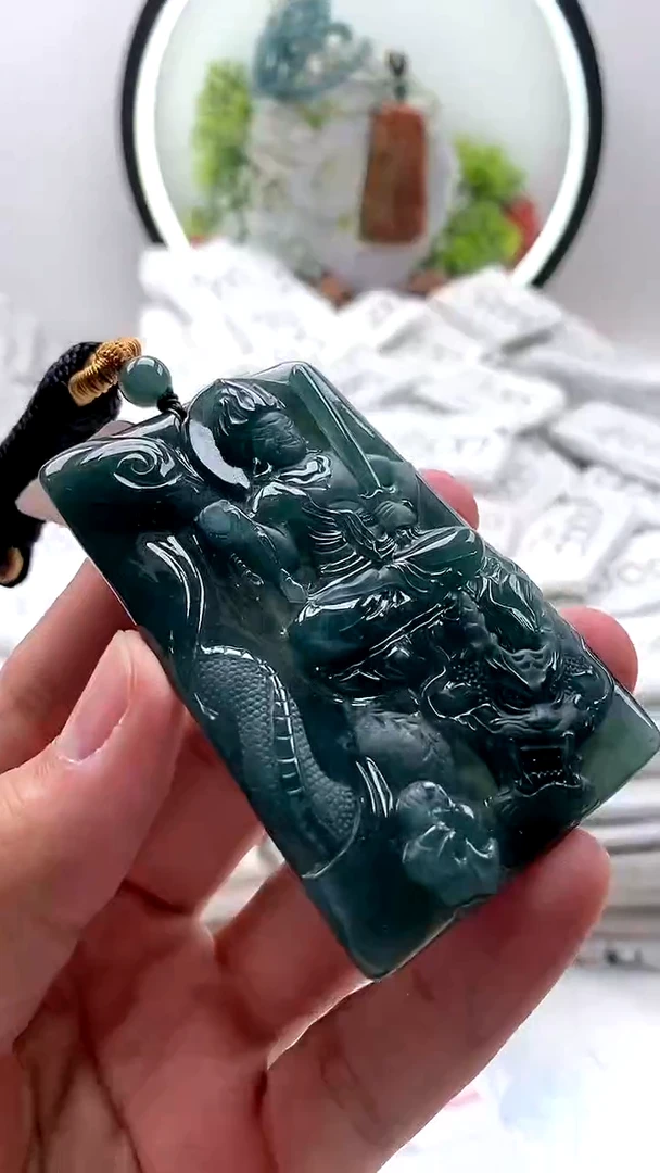 翡翠未镶嵌颈饰不动明王