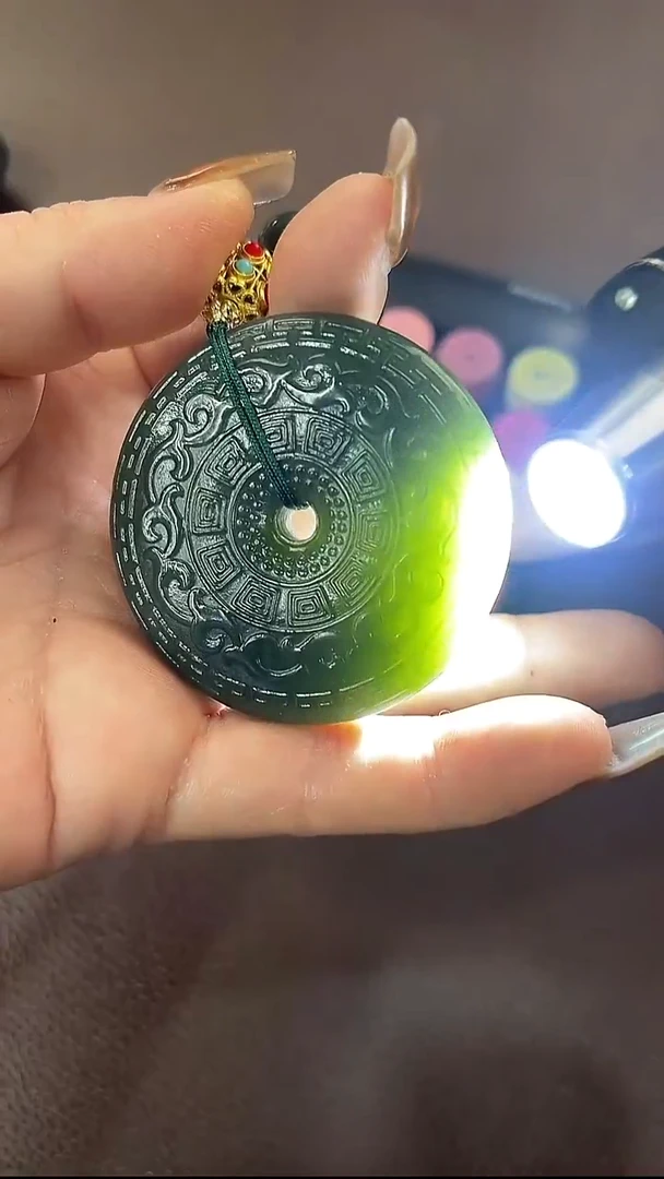 颈饰未镶嵌透闪石质玉吊坠