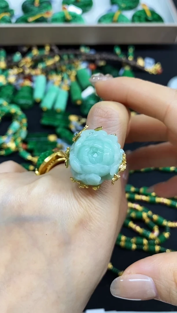 颈饰未镶嵌翡翠戒指