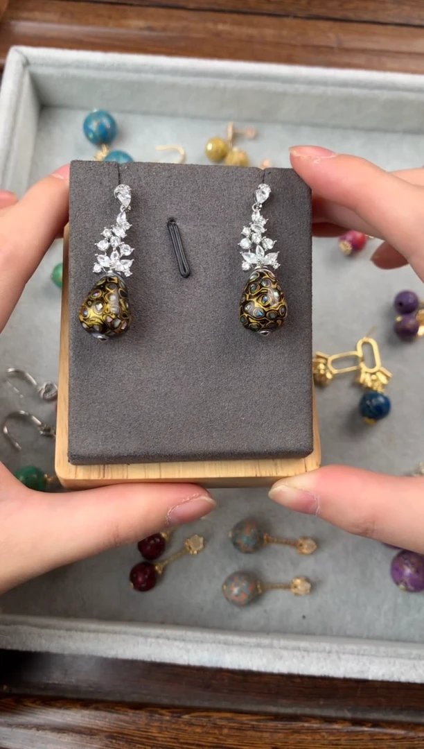 大漆彰髹漆珠耳饰（枣珠黑金）