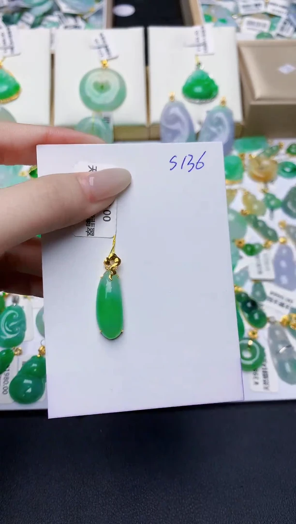 翡翠18K金镶嵌颈饰000000000