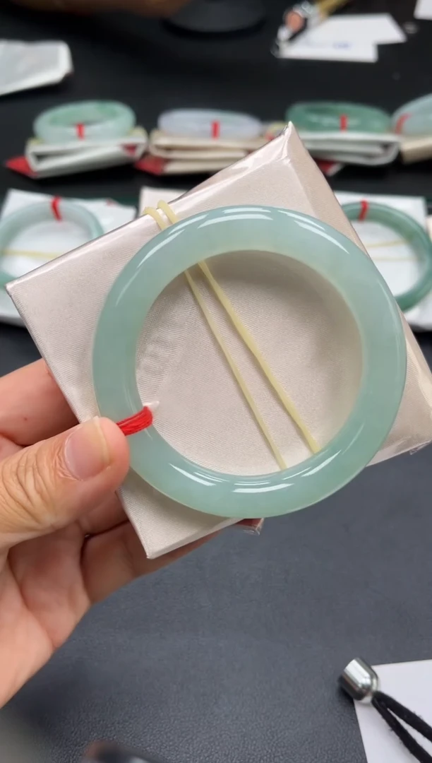 未镶嵌手镯（圆镯）翡翠多人