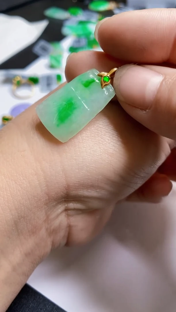 【闪购商品】翡翠颈饰18K金镶嵌竹子