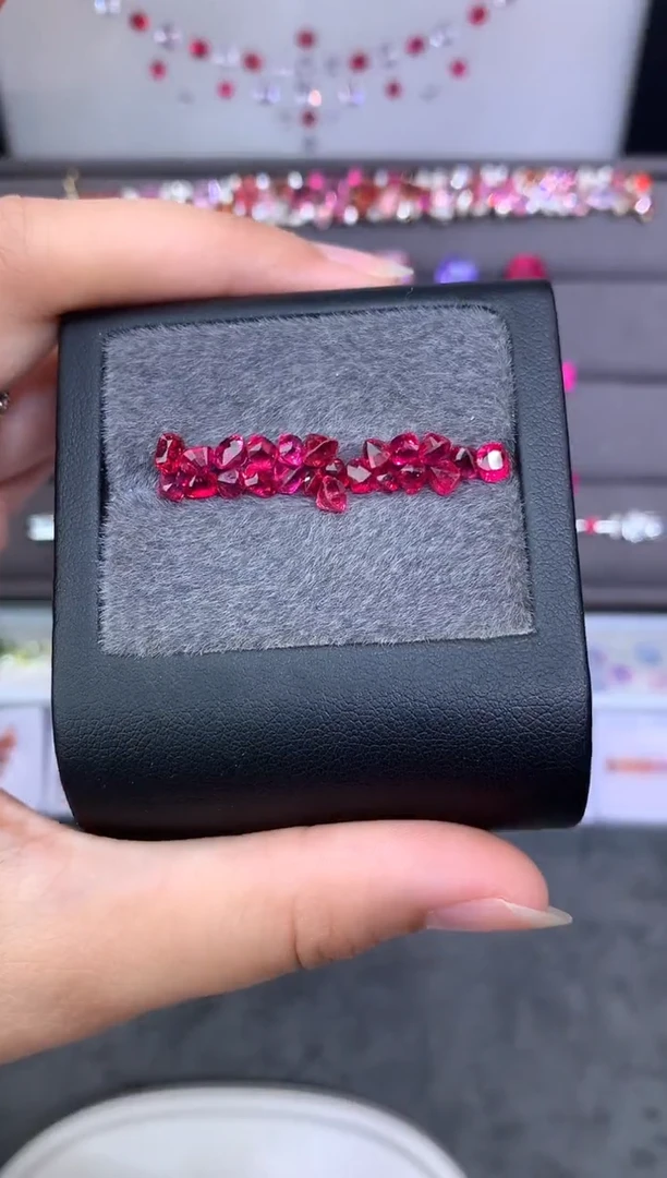裸石未镶嵌尖晶石啦****白枕型 绝地武士23/P 7.73ct