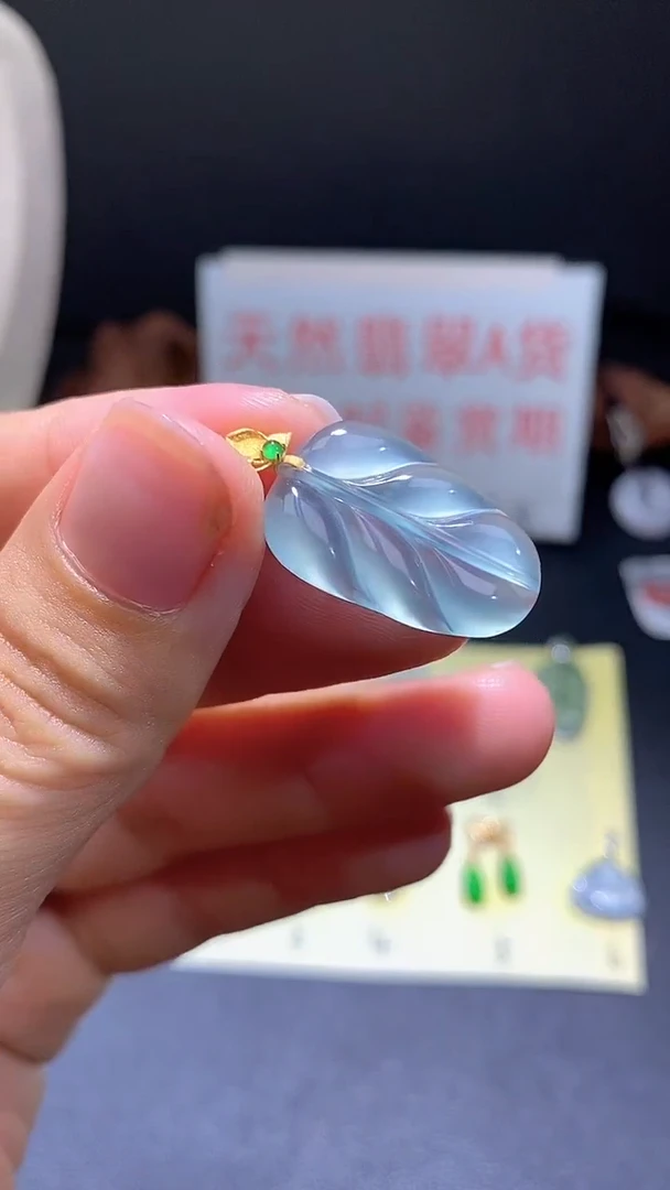 翡翠18K金镶嵌颈饰翡翠吊坠