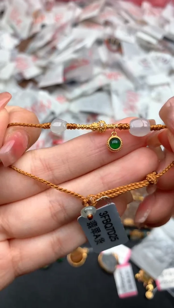 18K金镶嵌挂件翡翠一