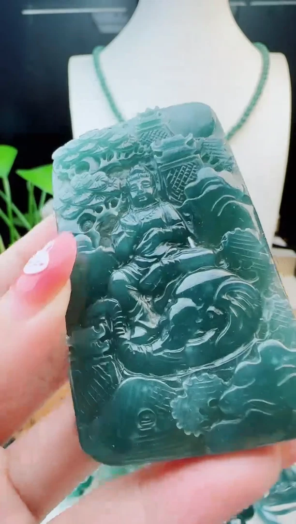 翡翠未镶嵌颈饰多样性发货其中一件