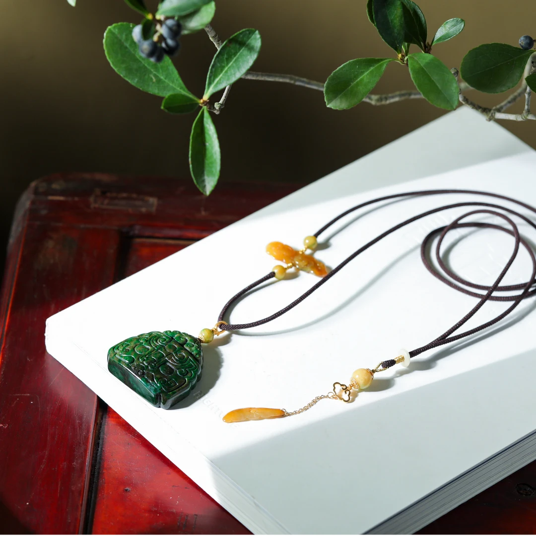 【意婵】天然典藏级辣绿色老翡翠平安锁项链18k金-908898