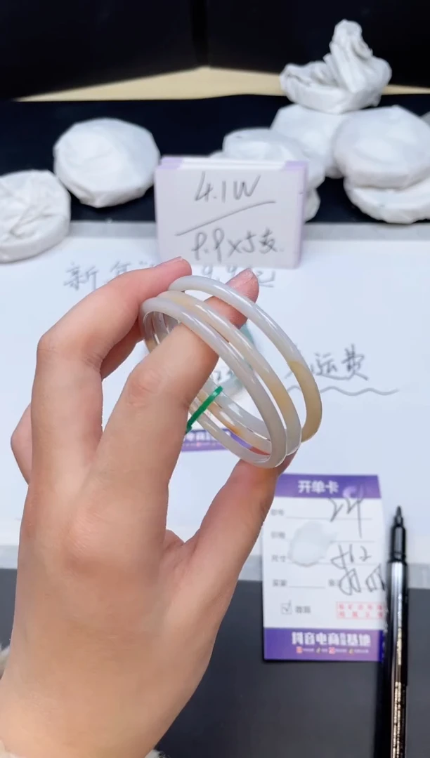 【闪购商品】石英质玉手镯未镶嵌229/