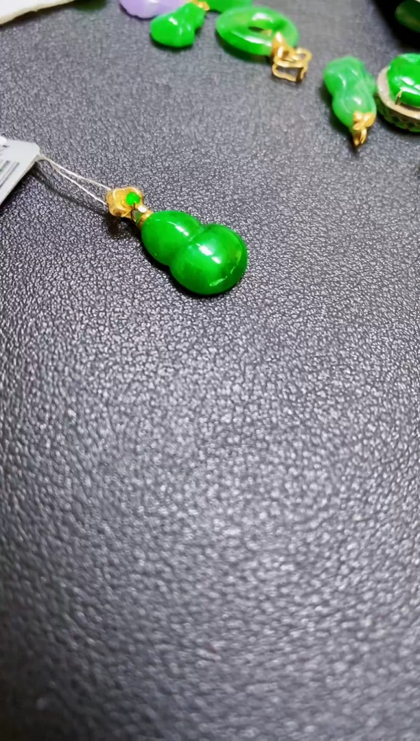 颈饰18K金镶嵌翡翠葫芦