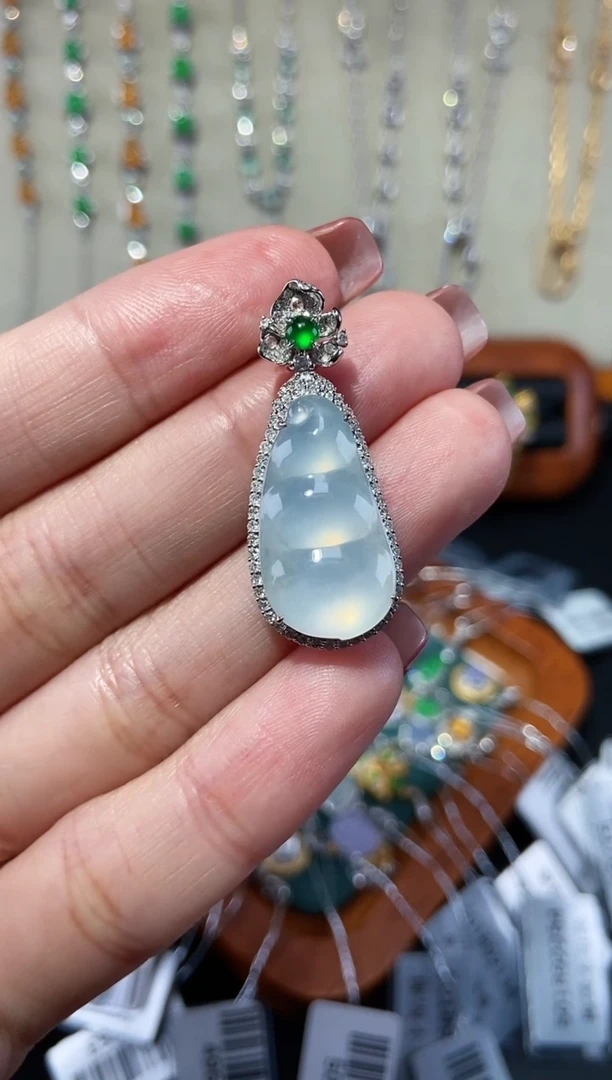 【闪购商品】翡翠颈饰18K金镶嵌吊坠
