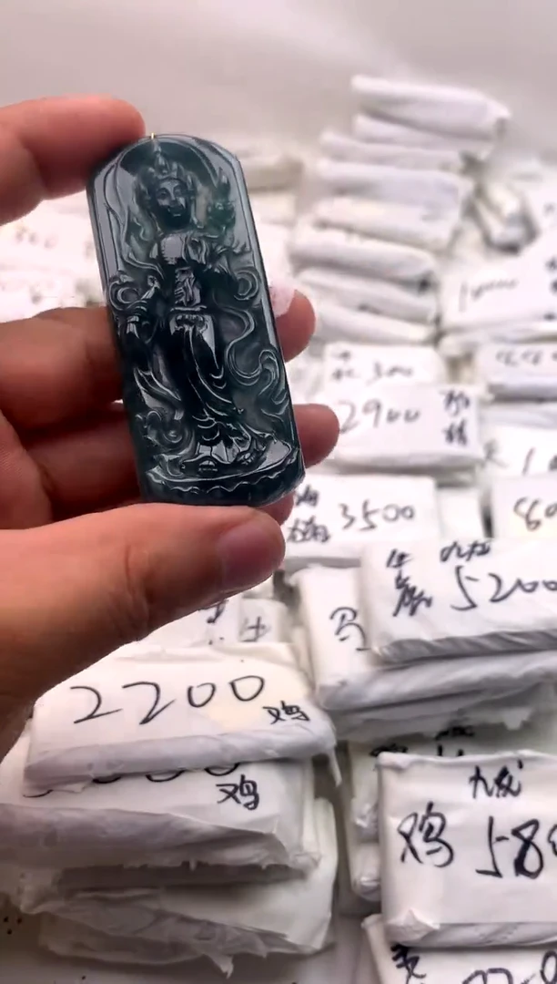 翡翠未镶嵌颈饰大势至【品质一般介意慎拍】