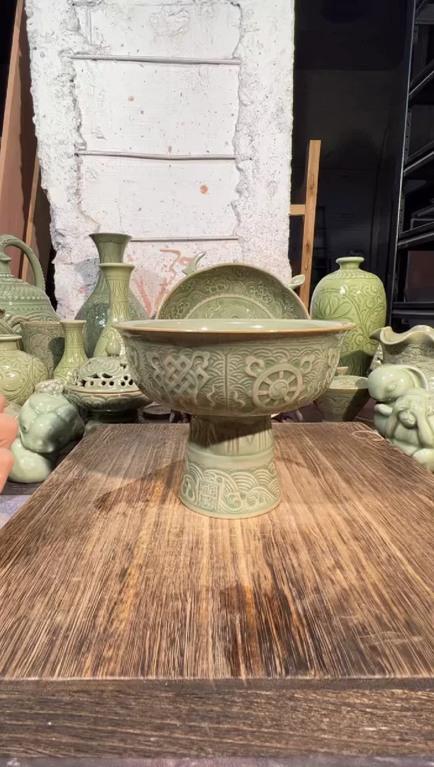 微瑕耀州窑八宝高足碗