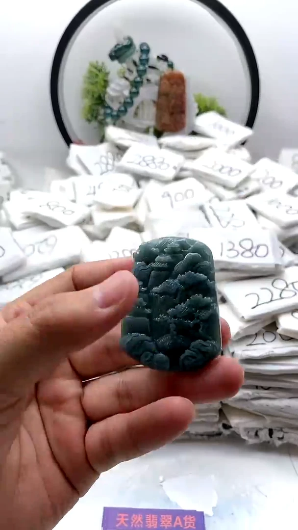 翡翠未镶嵌颈饰山水牌